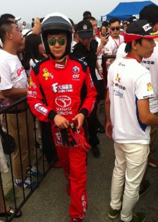 李晨撞車后看起來(lái)并無(wú)大礙，調(diào)整狀態(tài)繼續(xù)比賽。