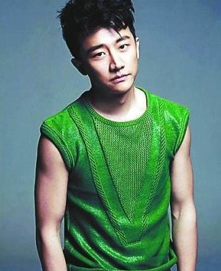 黃軒說起緋聞爆發(fā)的一剎那，語氣里還有點憤憤然。