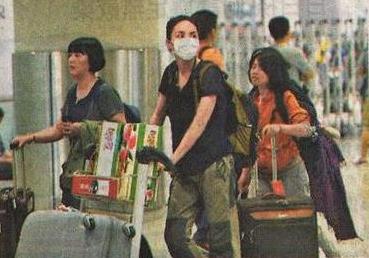 一身樸素打扮的王菲推桃回京。