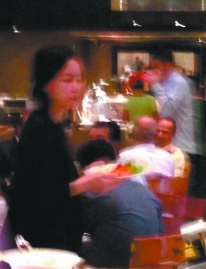 王菲在印度被網(wǎng)友偶遇。