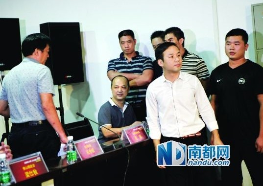 佛山精武會會長梁旭輝在弟子保護下來到現(xiàn)場。