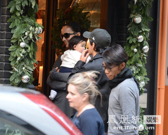 吳彥祖攜帶妻女外出逛街，小寶貝萌態(tài)十足。