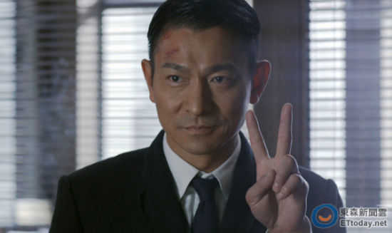 媒體爆料17年前華仔拍戲踢壞直升機(jī)。