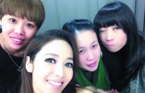 侯佩岑（中）14日在微博公開近照，被粉絲看出臉變圓。