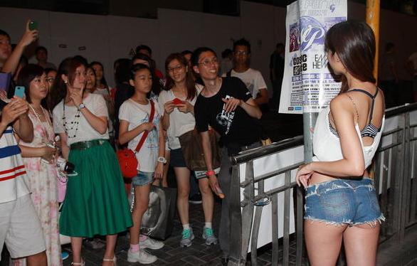 嫩模仙樂都性感著裝惹大叔圍觀，無懼與馬來西亞美女比身材。