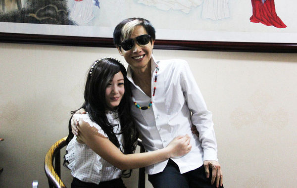 近日，55歲的鄧建國攜新女友恩愛現(xiàn)身，不但大曬甜蜜私密生活照，還在人前勾肩搭背大秀恩愛。