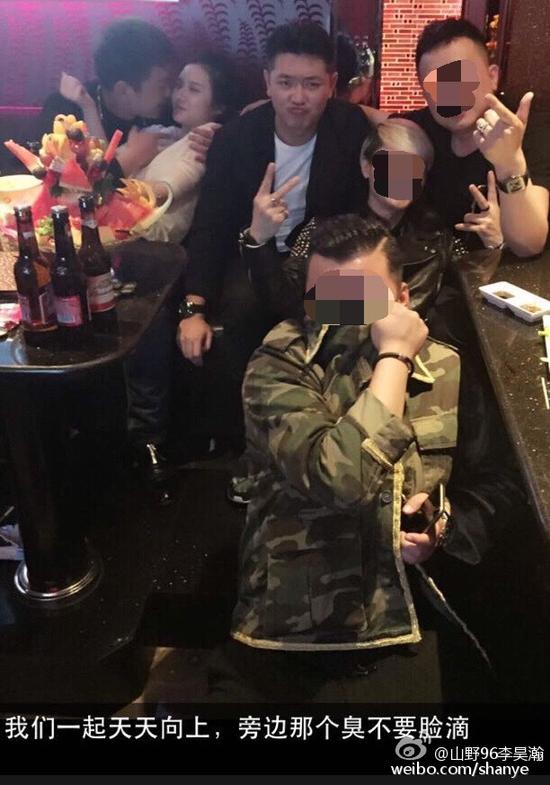 田源朋友辟謠稱左側(cè)抱著女子親吻的是田源的發(fā)小，女子的男友。