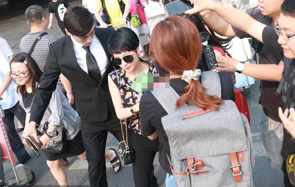 2015年7月6日，北京，陶喆前任楊子晴現(xiàn)身首都機(jī)場。剛一出來就遭到媒體圍堵，問及7號陶喆會有反駁證據(jù)