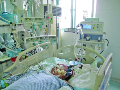 每天愛豪飲的廚師把自己喝成“牛奶血”了。