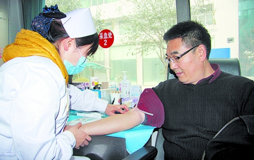 雪地里，百余名醫(yī)護(hù)人員獻(xiàn)血救急