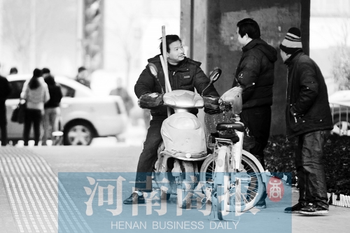 想讓農(nóng)民工安定下來(lái)，城市要給他們相應(yīng)的福利待遇，還有家的感覺(jué)