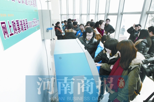 自動(dòng)售票機(jī)安裝在高校內(nèi)，方便了學(xué)生購(gòu)票返鄉(xiāng)