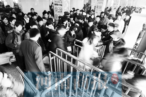 這兩天，汽車站客流量很大　