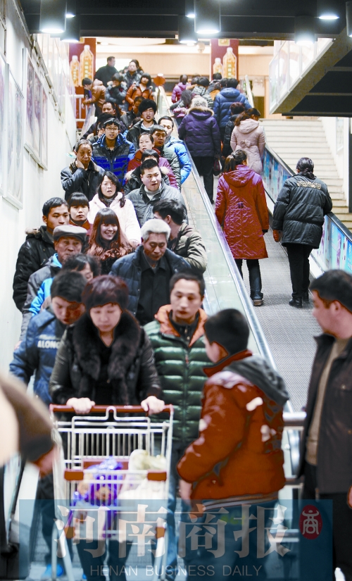 春節(jié)期間，鄭州各商超人流如織