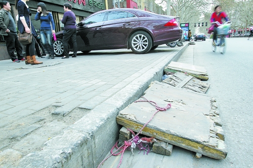 看車人制作的斜木板，引司機停車