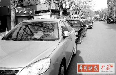 友愛(ài)路，路邊停了一排車(chē)，本來(lái)不寬的路就變得更窄了。