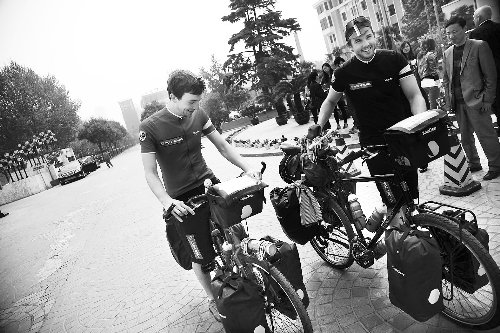 他們說(shuō)，希望唇腭裂患兒能開(kāi)口微笑 邱曉峰/圖