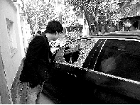 有個(gè)人晃了一圈后，寶馬、現(xiàn)代、越野的車窗都“長(zhǎng)”出大窟窿