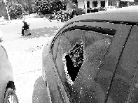 有個(gè)人晃了一圈后，寶馬、現(xiàn)代、越野的車窗都“長(zhǎng)”出大窟窿