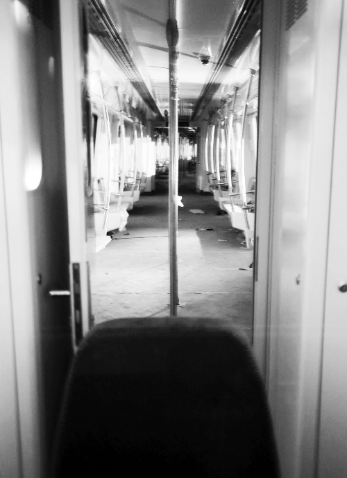 透過擋風(fēng)玻璃，依稀能看到車廂內(nèi)的樣子