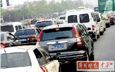 晚高峰的花園路車流密不透風(fēng) 鄭州晚報記者 周甬 圖