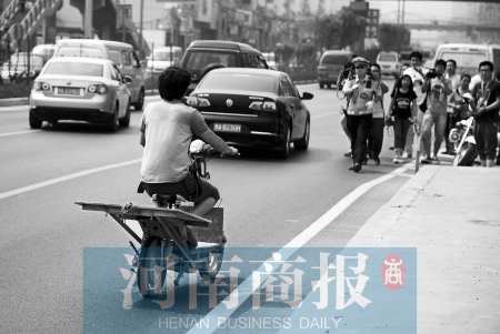 剛駛出隧道口，騎電動(dòng)車(chē)的他被交警攔下 邱曉峰/攝