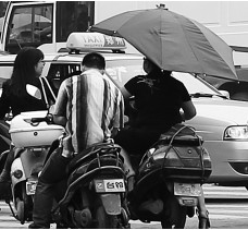 昨日，鄭州市鄭州花園路與農(nóng)業(yè)路交叉口，電動車裝傘埋下安全隱患