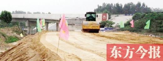 　昨日，正在施工中的鄭州市文化路與連霍高速互通式立交