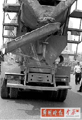 　當(dāng)時，老人就倒在水泥罐車的右后輪邊