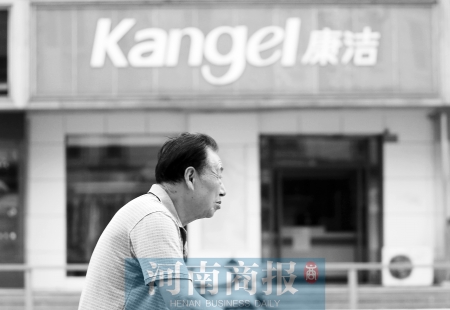 　這一切，將會給康潔公司、加盟商，乃至鄭州洗衣行業(yè)，帶來什么？ 記者 趙卓/攝