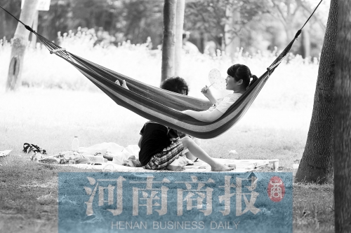 天又熱了起來，外出游玩，記得防曬哦 記者 趙卓/攝　