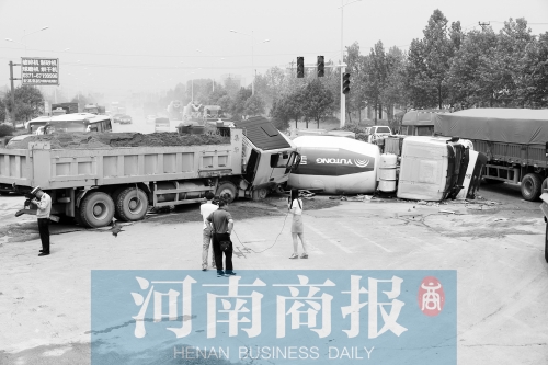 事故現(xiàn)場的附近居民稱，路口的紅綠燈從來沒亮過