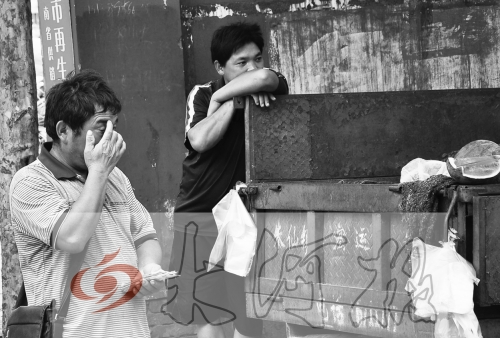 　拿著錢，陳小立感動(dòng)得哭了。