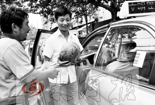 　　的哥將一天的運(yùn)營收入捐給陳小立，陳小立送瓜感謝。