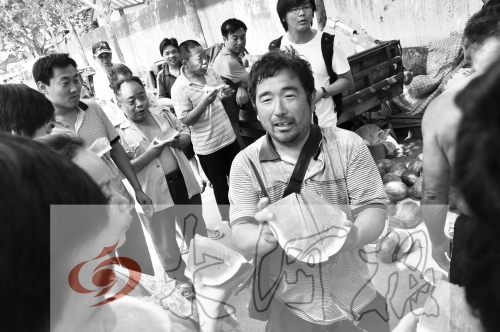 為了表示感謝，陳小立切西瓜分給大家吃。