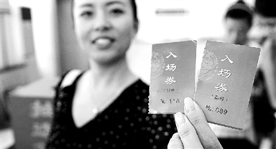 本報(bào)記者抽出的兩名消費(fèi)者代表。