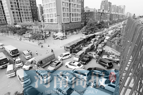 路口四個方向直行、左轉(zhuǎn)交織，車輛相互抵頭，無法正常通行