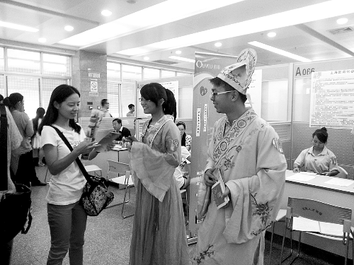 招聘會(huì)上，企業(yè)玩起行為藝術(shù)。