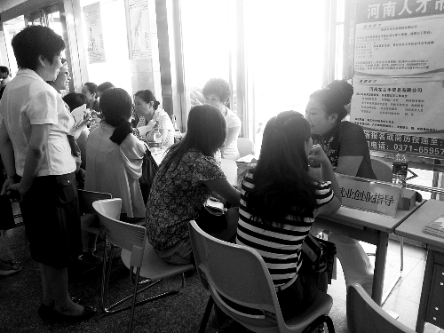 招聘會(huì)，導(dǎo)師團(tuán)正與大學(xué)生面對(duì)面交談。