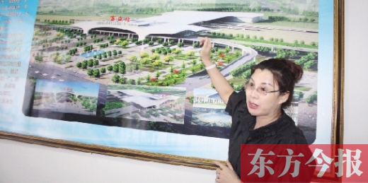 梁園區(qū)高鐵建設(shè)指揮部常務(wù)副指揮長(zhǎng)、梁園區(qū)委副書記杜麗亞向記者介紹高鐵站效果圖