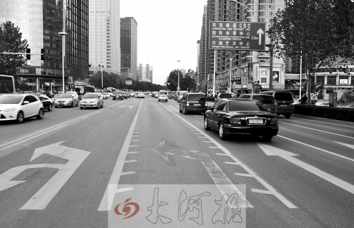 這條畫有多條短斜線的車道就是可變車道，視車流量大小而定，直行車輛多時(shí)它是一個(gè)直行車道，左轉(zhuǎn)車輛多時(shí)它