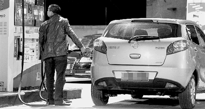 昨天晚上，淮河路一加油站，司機一邊為汽車加油，一邊緊盯跳動的計量表。