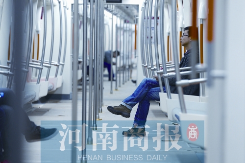 倆小時(shí)不出地鐵站，要按全程收費(fèi) 王春勝/攝