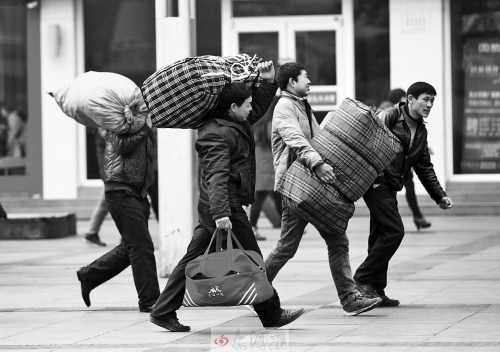 鄭州火車站廣場，行色匆匆的趕路人。