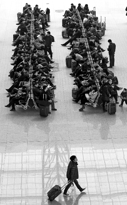 鄭州東站候車室，一些乘客在候車。