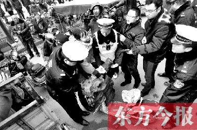 面對要暫扣的非機動車，看車人急了