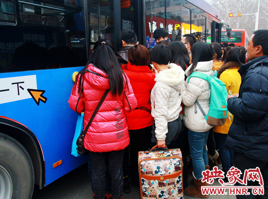 鄭州市金水路紫荊山公交樞紐站又現(xiàn)火爆場(chǎng)面。