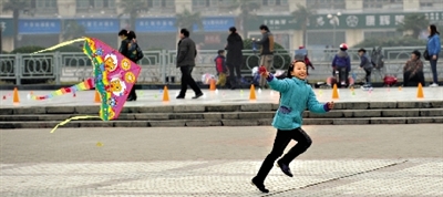 昨日,省會(huì)天氣晴好,春意盎然。上午,在綠城廣場(chǎng),一個(gè)小女孩在快樂地放風(fēng)箏。