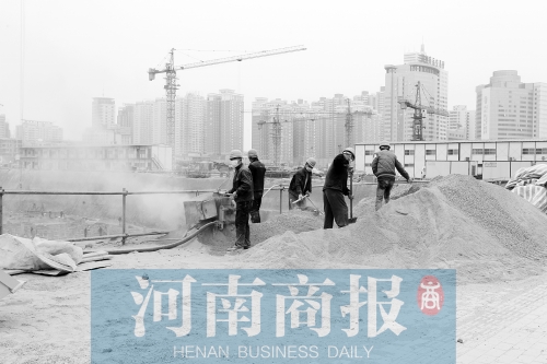 緯二路與東明路交叉口附近，一處工地上塵土飛揚(yáng) 記者 鄧萬(wàn)里/攝