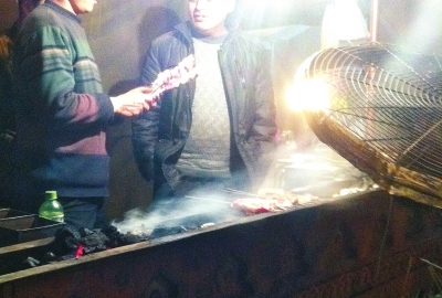 露天燒烤整夜煙熏火燎，路邊居民苦不堪言。